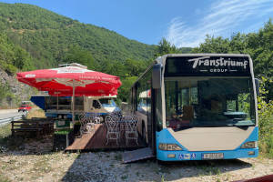 Narechen Bani - Restaurantbus mit Verkaufsstand